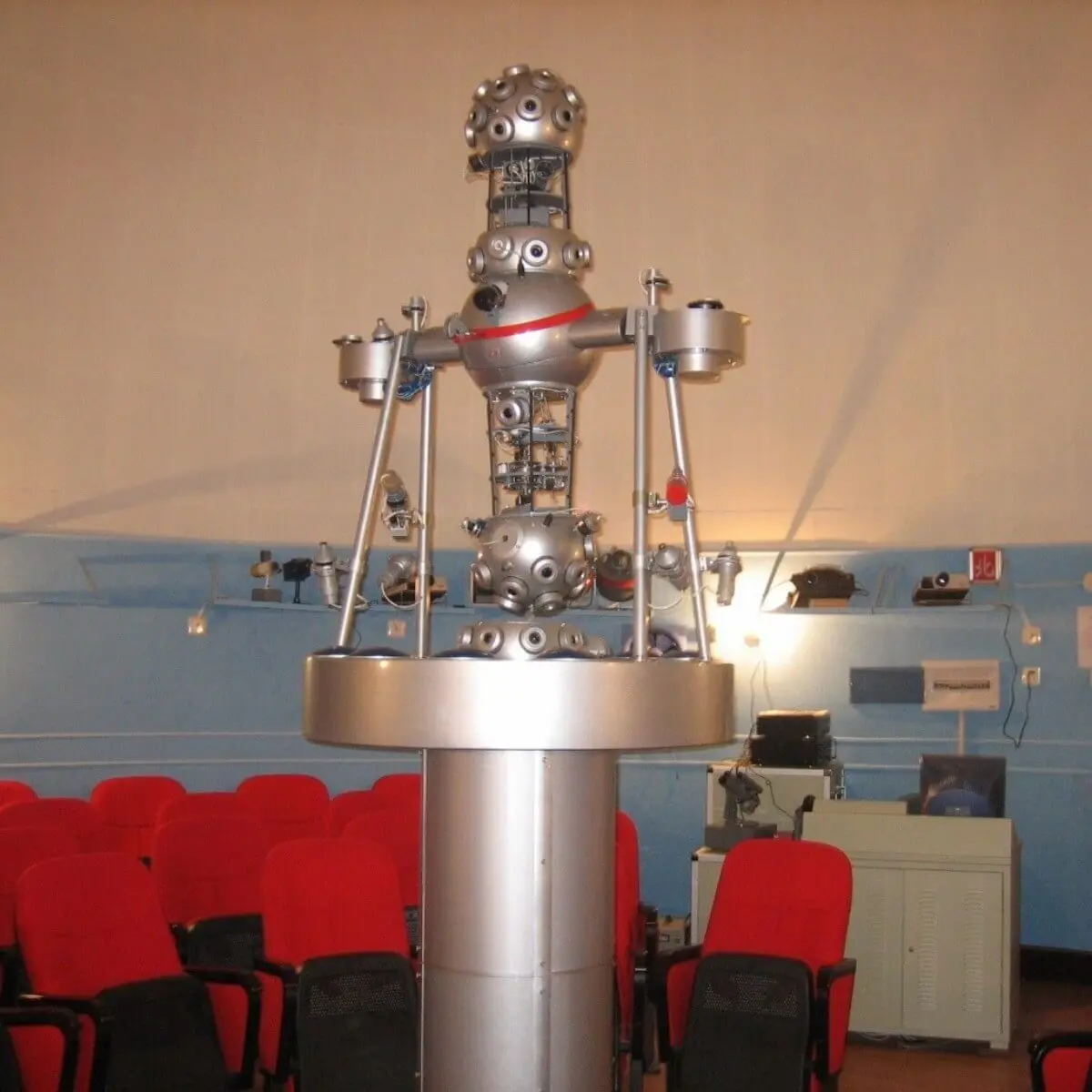 The Charming of the Optical Planetarium Projector